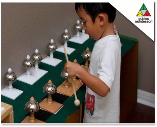 Asociación Montessori de México - Las campanas musicales Montessori se  componen de una serie doble de campanas que forman una octava, con tonos y  semitonos, este material ayuda al niño a explorar